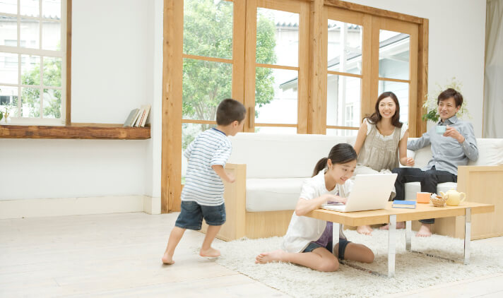 基準温度25℃に対し「リビング低め」・「寝室高め」・「子供部屋低め」設定にて各居室温度を計測、調査結果：全館において基準温度を概ね満たし、かつフロア間、フロア内での高め、低めの温度差もつけられている。建物面積　129.19㎡、木造2階建 2×4工法、 気密性能：相当隙間面積（C値）=0.6㎠/㎡、断熱性能：外皮平均熱貫流率（UA値）=0.52W/㎡・K、 冷房期の平均日射熱取得率（ηAS値）=1.6、天候：晴れ、 地域：愛知県豊橋市