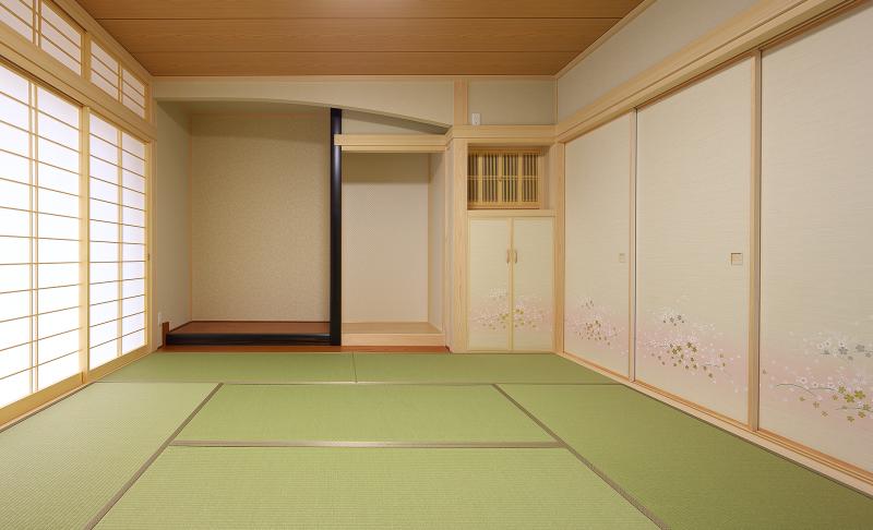 仏壇・床の間・広縁のある本格的な和室。