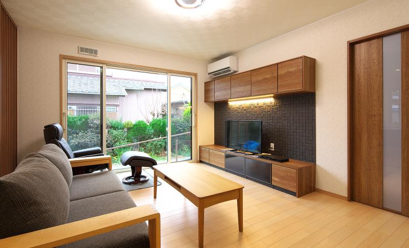 照明と凹凸感のあるタイルが、リビングの壁面を彩ります。