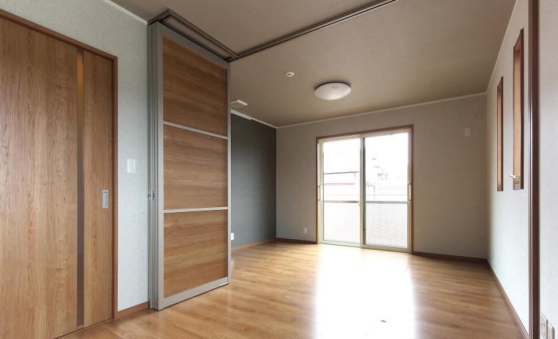 パーテーションで区切ることができる主寝室