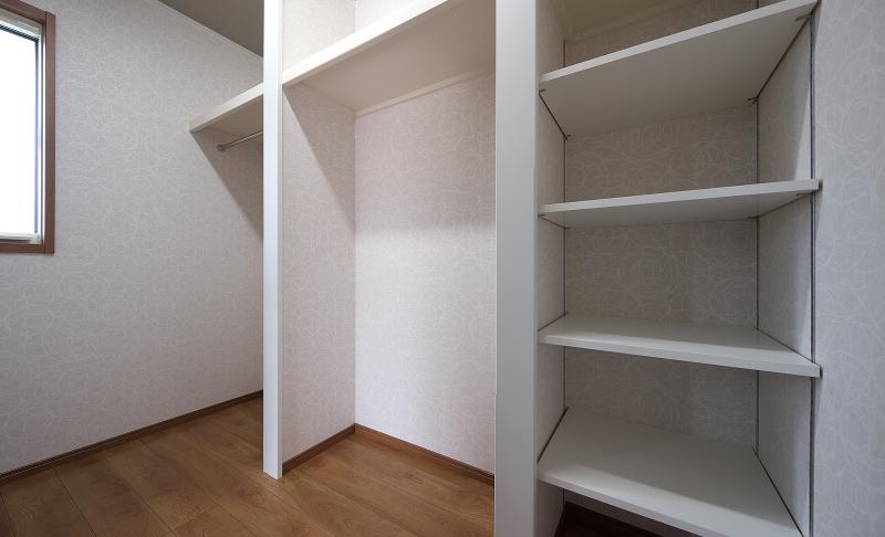家族が多くても安心な、たっぷりしまえるウォークインクローゼット