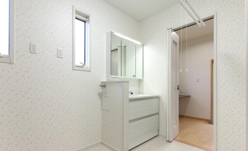 2台の洗濯機が置けて、雨の日も安心して洗濯できる、室内物干しのある洗面室