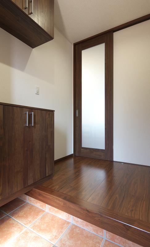 リビングからの明かりが玄関先を明るくします。