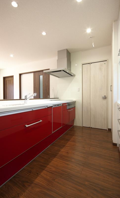 キッチンは、毎日料理を作るのが楽しくなるような、明るい色で。