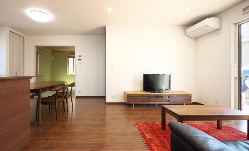 広々としたLDK。
シンプルな動線計画で、快適にすごせます。
親世帯はウォールナット色で統一。