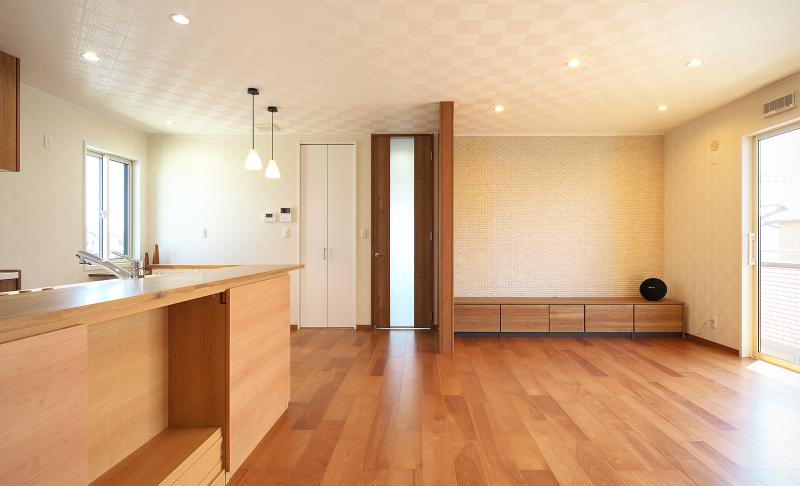 子世帯は、チェリー色で統一。
壁面には、インテリアに合わせたタイルを。