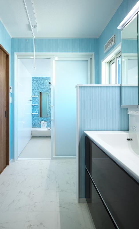 リビングとはガラリと変わって、清潔感溢れる印象の洗面室・お風呂場