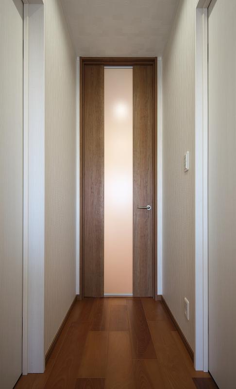 扉の縦のラインが、廊下をすっきりとみせます。