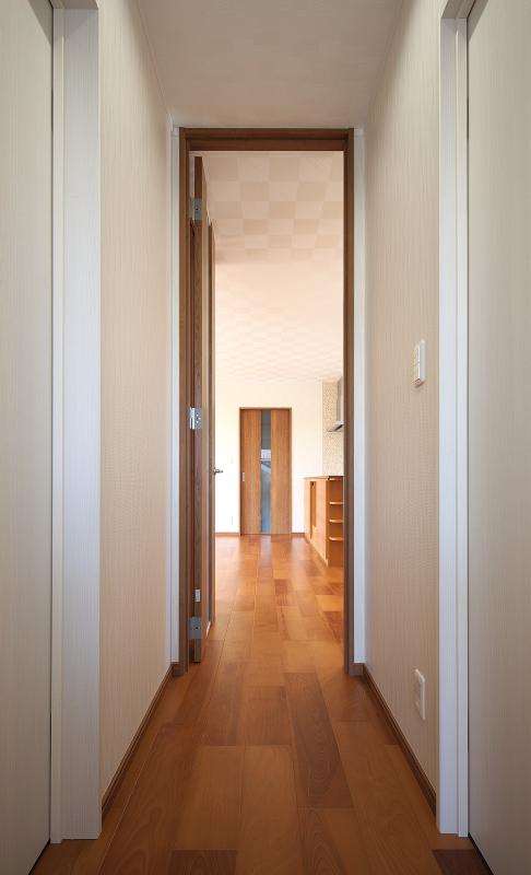 扉の縦のラインが、廊下をすっきりとみせます