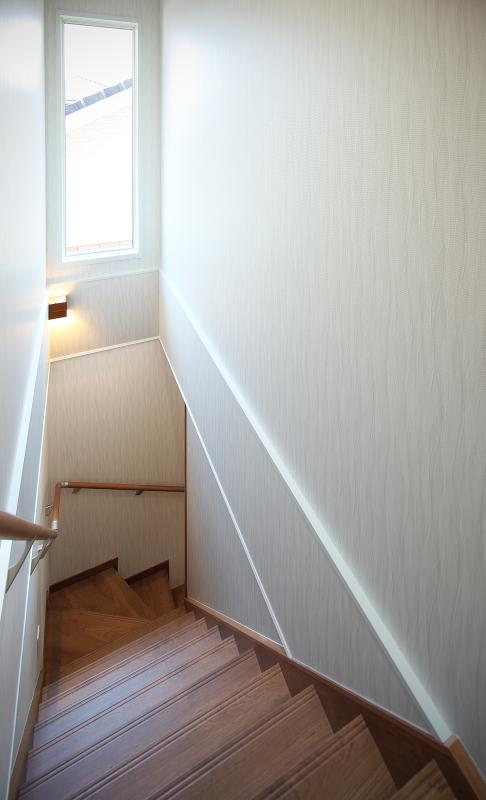 1階と2階をつなぐ階段には、大きな窓から明るい光が差し込みます。