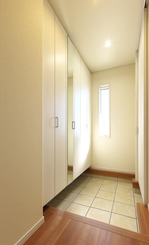 家族専用の土間収納スペースが、急な来客でもスッキリな玄関を実現します。