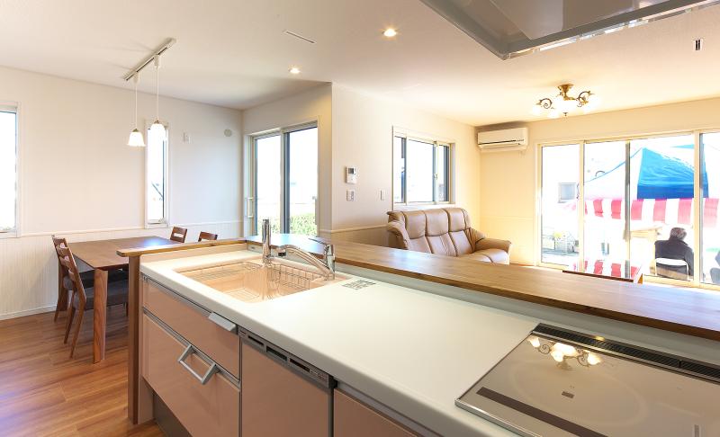 家族がゆったり寛ぐリビングは、キッチンからもよく見渡すことができます。