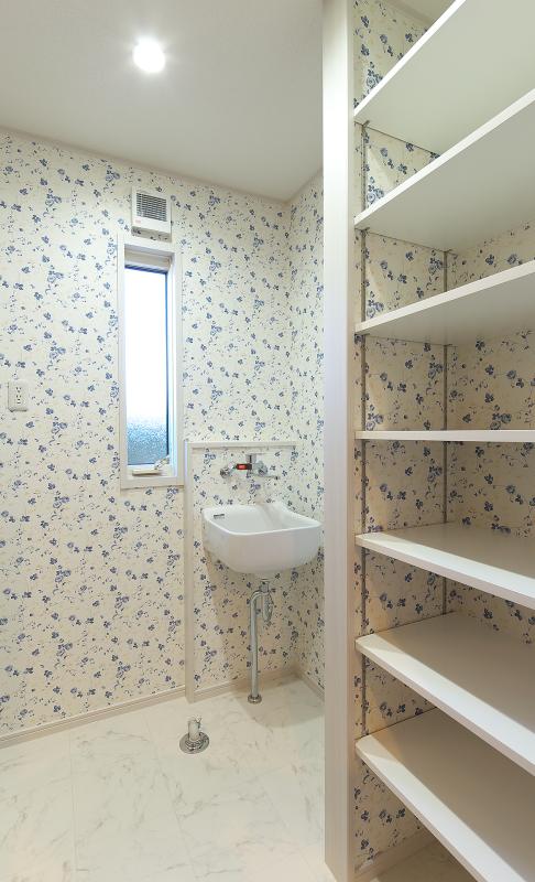 洗面室にも、たっぷり収納を