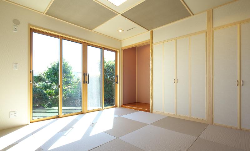 お客さまをお迎えする、明るく落ち着きのある色合いの和室。