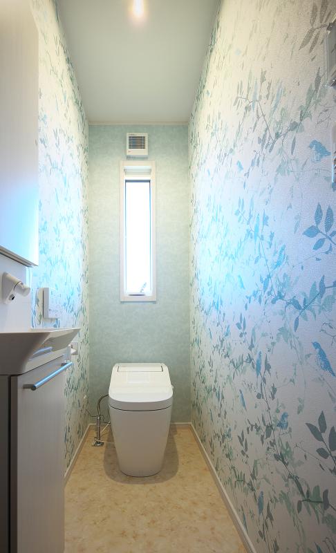 清潔感のあるブルーでまとめたトイレ空間。