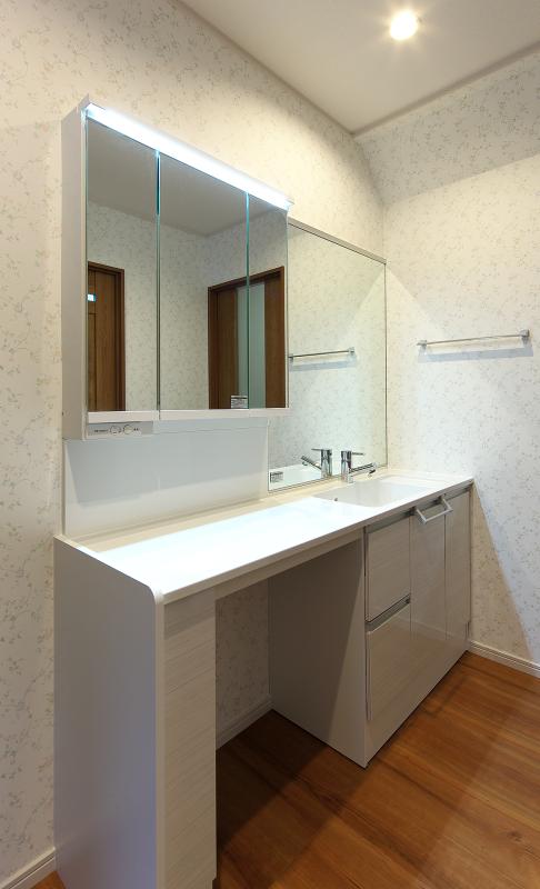 家族が多くても、洗面台が広いから、朝の忙しい時間帯も安心です。