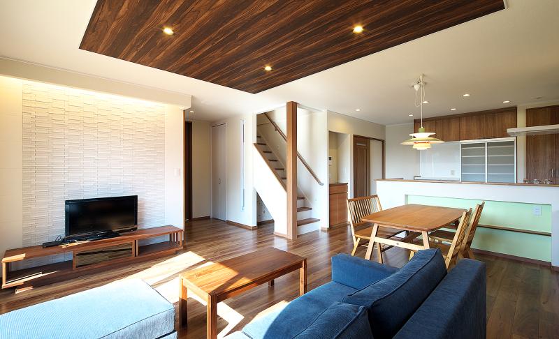 木目の天井とオフホワイトのクロスのコントラストが、部屋の印象を引き締めます。
階段の下には、お子様の隠れ家も。