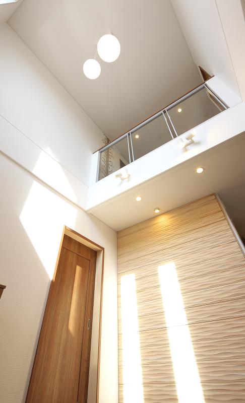 玄関を入れば、吹き抜けからの明るい光がお客様をお迎えします。