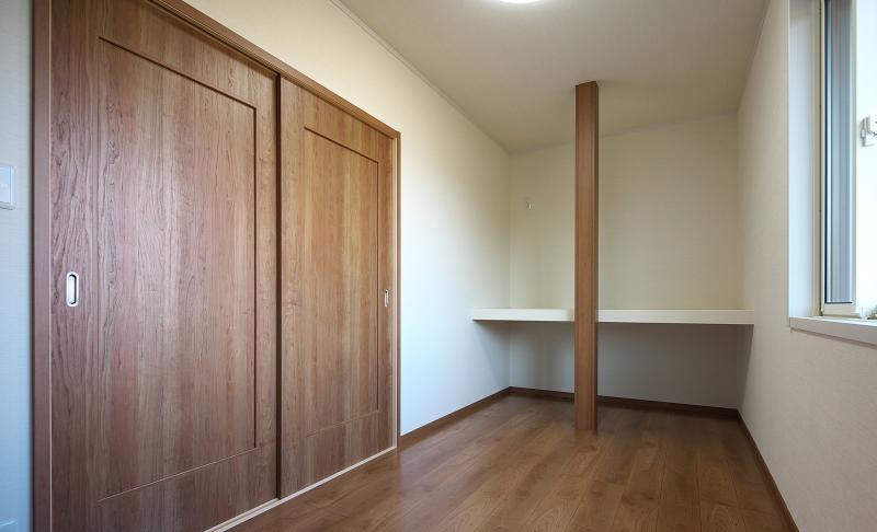 隣接する納戸には、たっぷりの収納力を。
お雛様などの季節物も、しっかりしまうことができます。