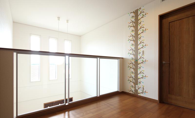 吹き抜けに面した2階のホールには、お子様の成長を刻む可愛らしい壁紙。