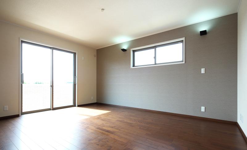 1日の疲れを癒す寝室は、落ち着いた色合いで。