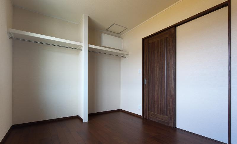 洋服はウォークインクローゼットにしっかり収納。