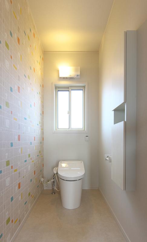 家族で使うトイレ空間は、明るく清潔感のある印象に。