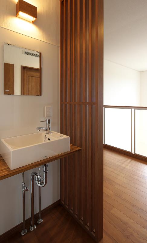 視線を遮り、設備を隠しながらも、スリットから溢れる光が、暗くなりがちな洗面空間を明るくします。