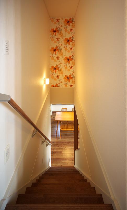 単調になりがちな階段には、華やかなクロスを。