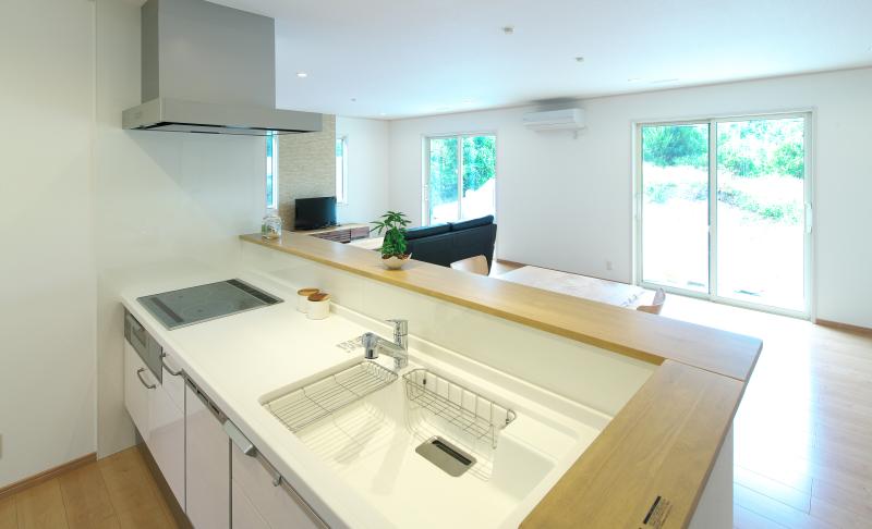 リビング・ダイニングが見渡せるキッチン