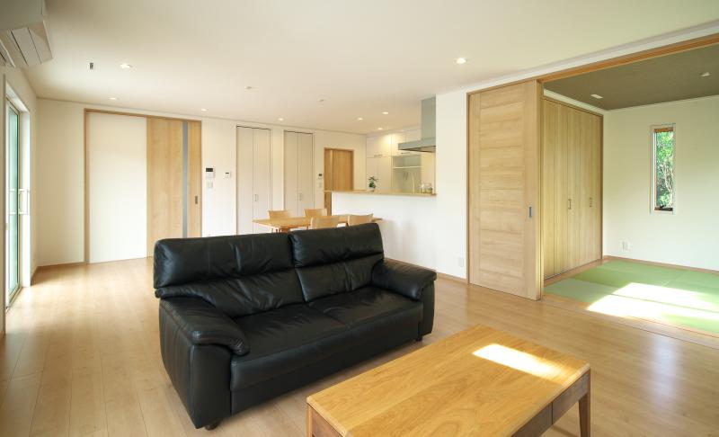 扉を開ければ、タタミコーナーとつながります。