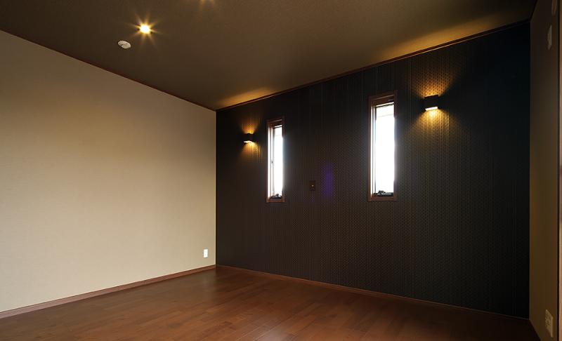 一日の疲れを癒す寝室は、落ち着いた色合いで