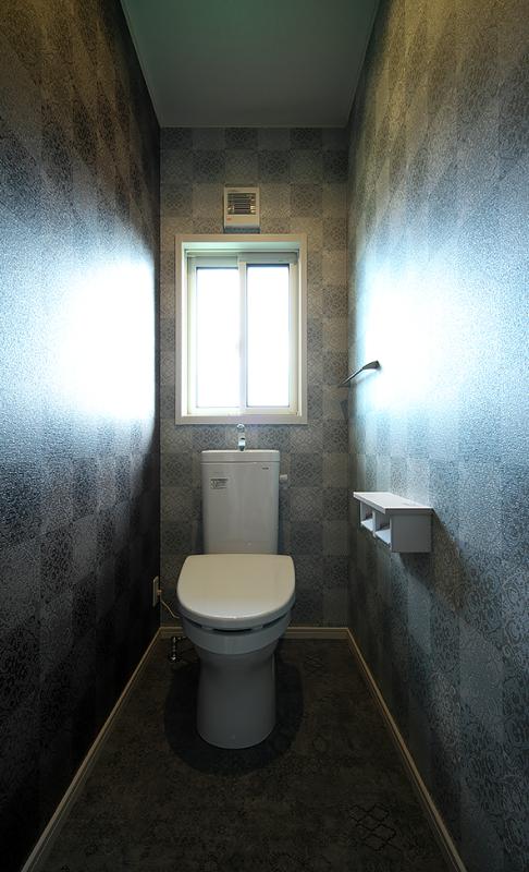 トイレも、シックなデザインで統一。