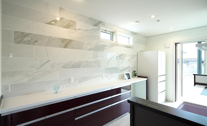 毎日の生活の中心、キッチンには、お気に入りのタイルを