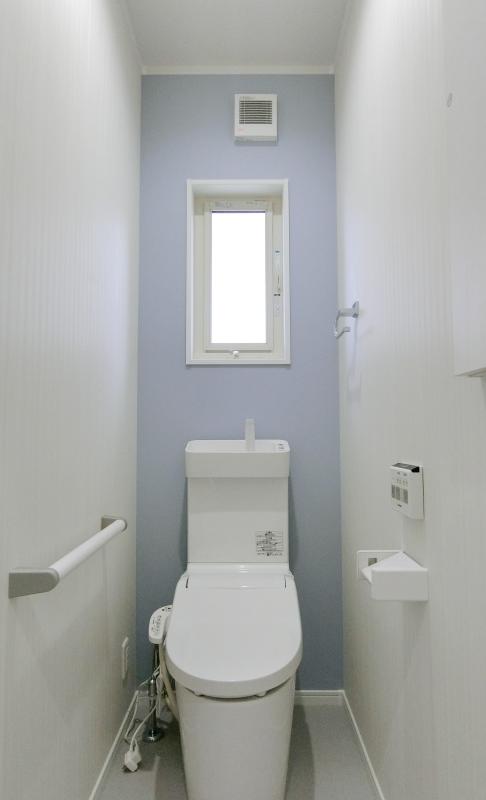 2つあると何かと便利なトイレ。
家全体の印象に合わせて、白を基調としつつ
それぞれ、柔らかなラベンダーカラーとブルーを
アクセントに、空間を引き締めます。