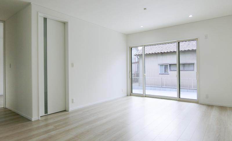 LDKは壁や建具に合わせて色味を抑えた床材を使用し、明るくすっきりとした空間に仕上げています。