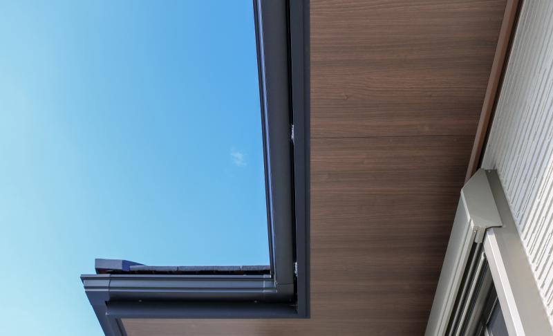 玄関扉と合わせた軒天のブラウンが、より落ち着いた印象の外観に。