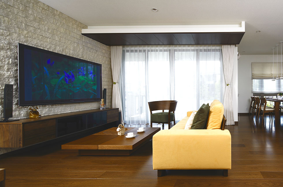 大迫力のホームシアターがある広々リビングの家