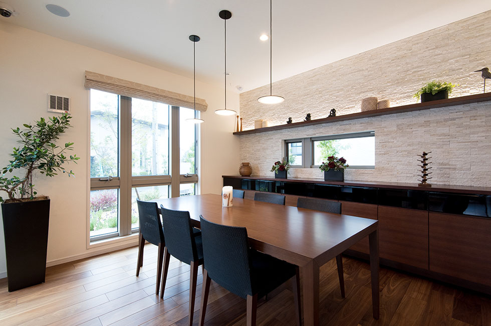 家族がにぎわう広々キッチンがある家