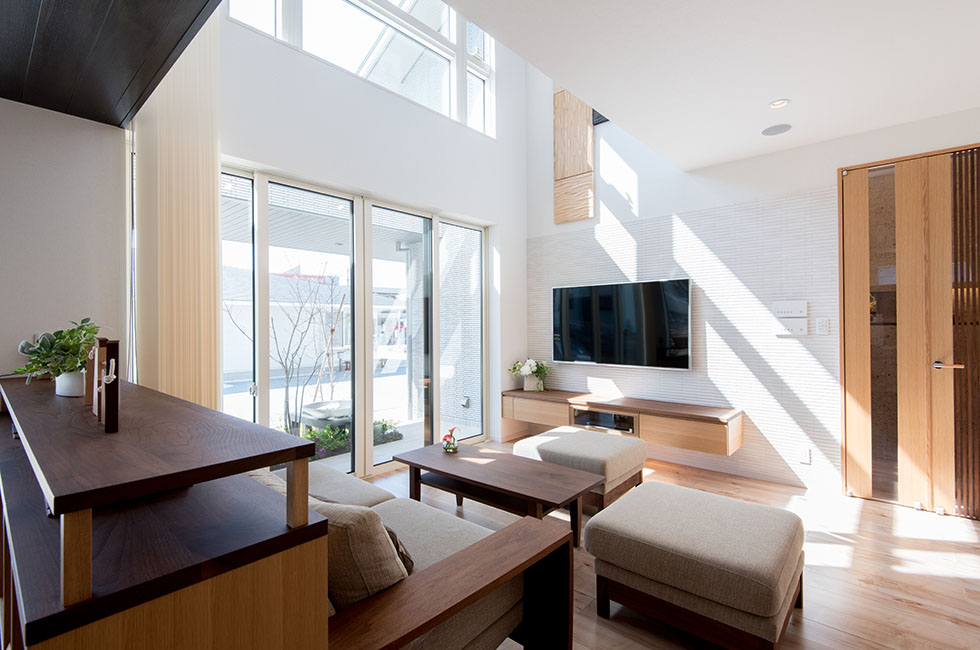 陽光がたっぷり降り注ぐ、明るくのびやかな空間