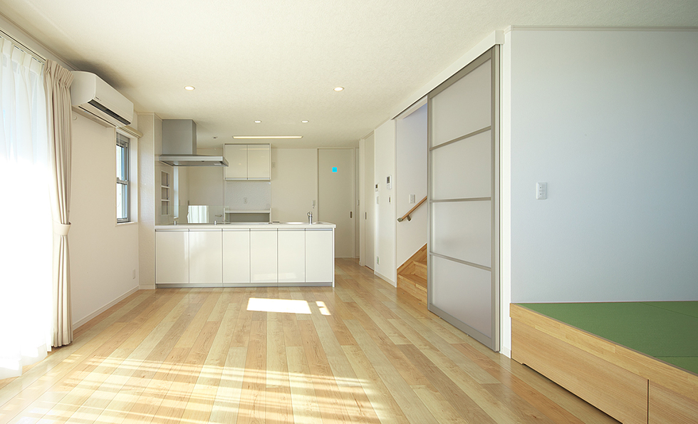 ムダの無いシンプルデザインの3階建て住宅