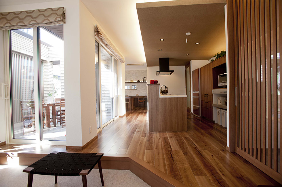 木のぬくもりを感じられる、大家族が楽しく過ごす家