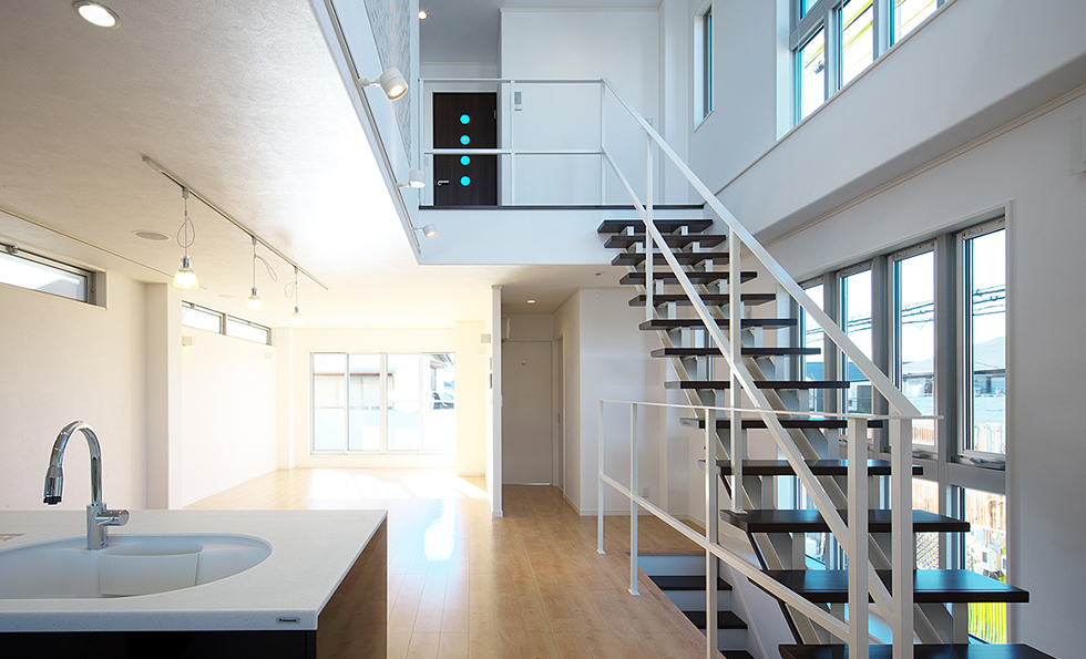 狭小地でも広々過ごせる吹き抜け3階建て