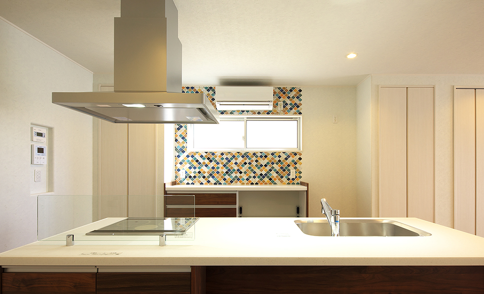 キッチンのタイルがかわいい、ママのこだわりいっぱいの家