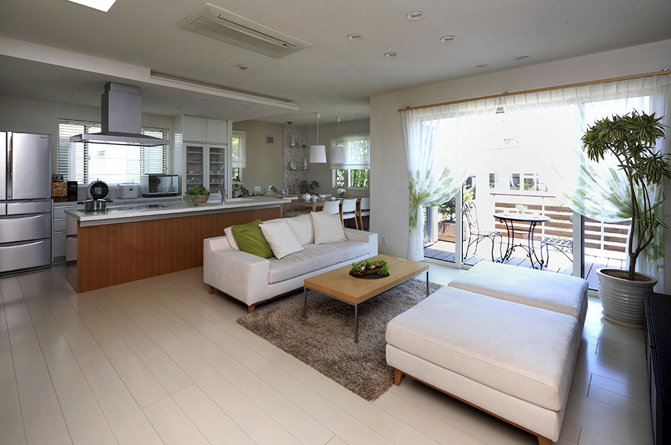 天気の良い日はテラスや庭で過ごせる家