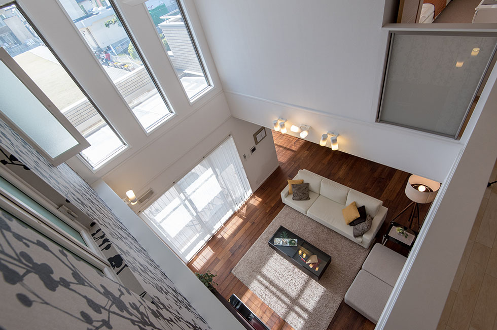 開放的な吹き抜けのある家