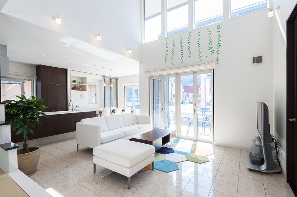 ツインルーフの大屋根が特徴的な家