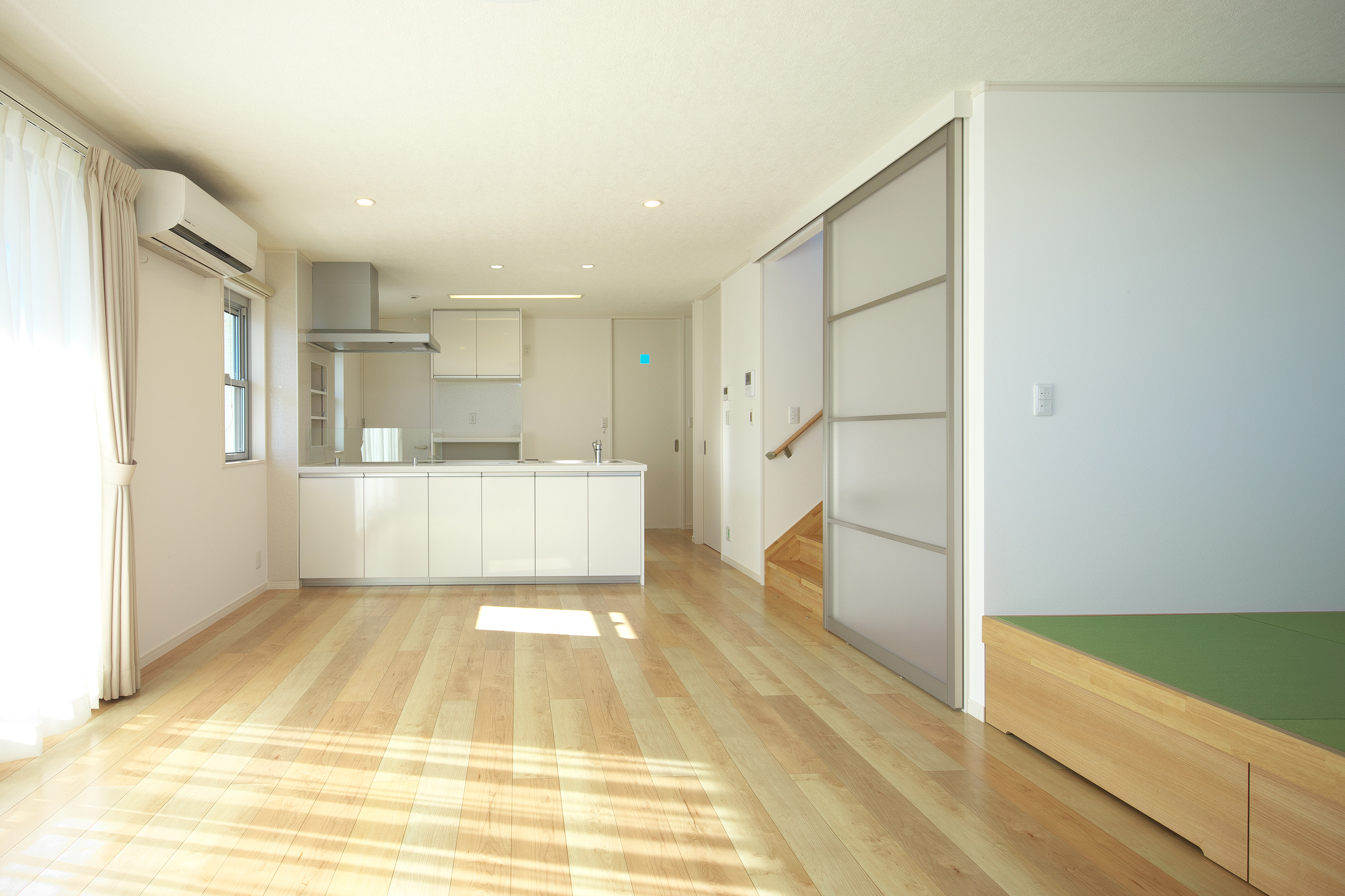 重量鉄骨　3階建て