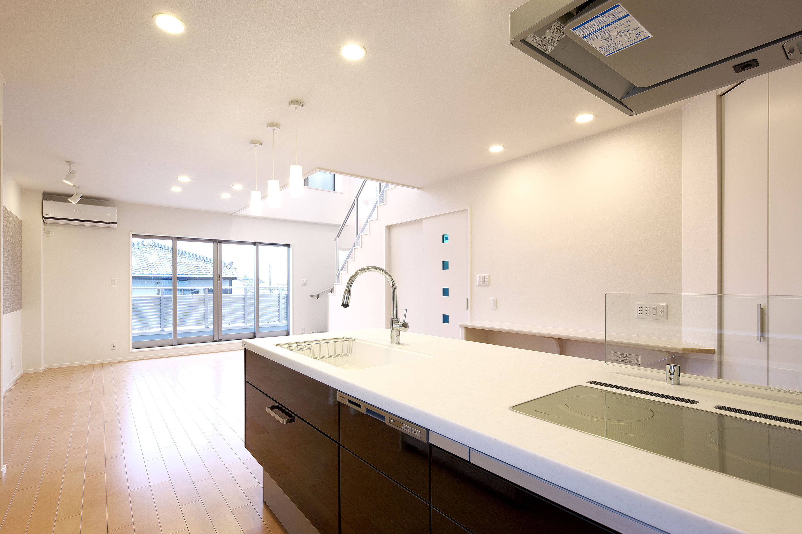 開放的な吹抜けのある３階建て